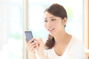 スマホを持つ若い女性