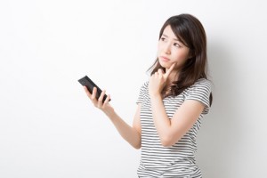 スマートフォンを見る女性