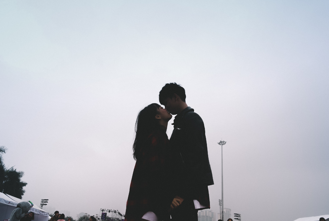 付き合う前にキスはアリ?ナシ?婚活のプロに聞いてみた