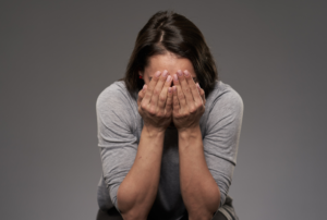 好きな人が既婚者…好きになってしまう心理と不倫のリスク、前に進む方法を解説！