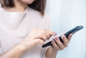 ネット恋愛のメリットとデメリットは？本気のサインと真剣交際・結婚へ発展させるコツ