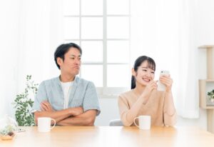 浮気する女の特徴15選！浮気性な女性の傾向と兆候、心理を解説