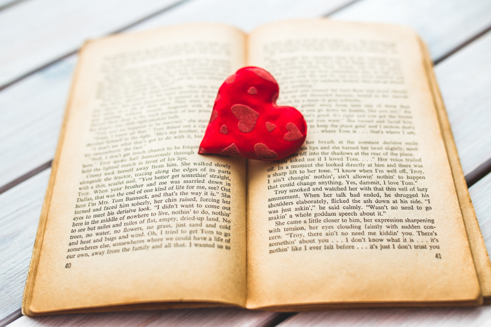 男性が好きな人に無意識に出る好意のサイン【心理学的解説】