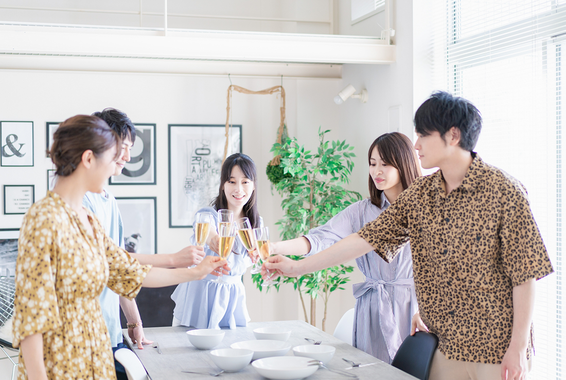 同窓会は出会いの場？恋愛に発展するきっかけやメリット・デメリットを解説