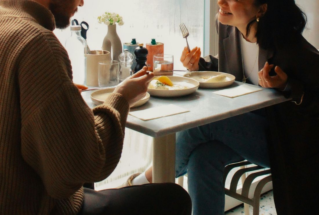 恋愛に発展させるには？女性の脈ありサインを見つけたらとるべき行動