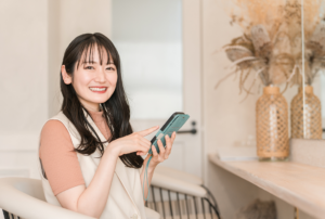 「癒し系女子」の特徴とは？外見や内面、モテる癒し系になる方法などを解説