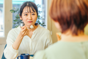 自己顕示欲とは？意味や承認欲求との違い、強い人の特徴を解説｜自慢話に疲れたときの対処法