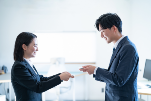 初対面でも話が弾む25選｜シーン別の話題や会話を続けるコツ、NGネタも解説