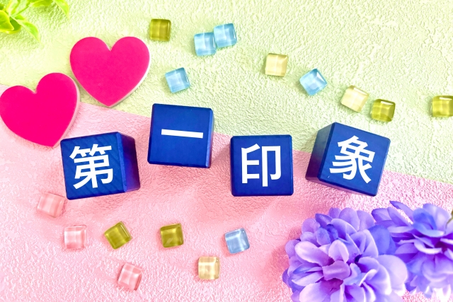 容姿よりも「愛嬌」が好感度を決めるとされる心理学の研究結果