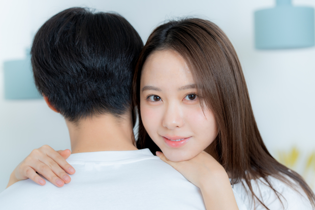 ヒモ男に貢ぐ女の特徴8選と心理