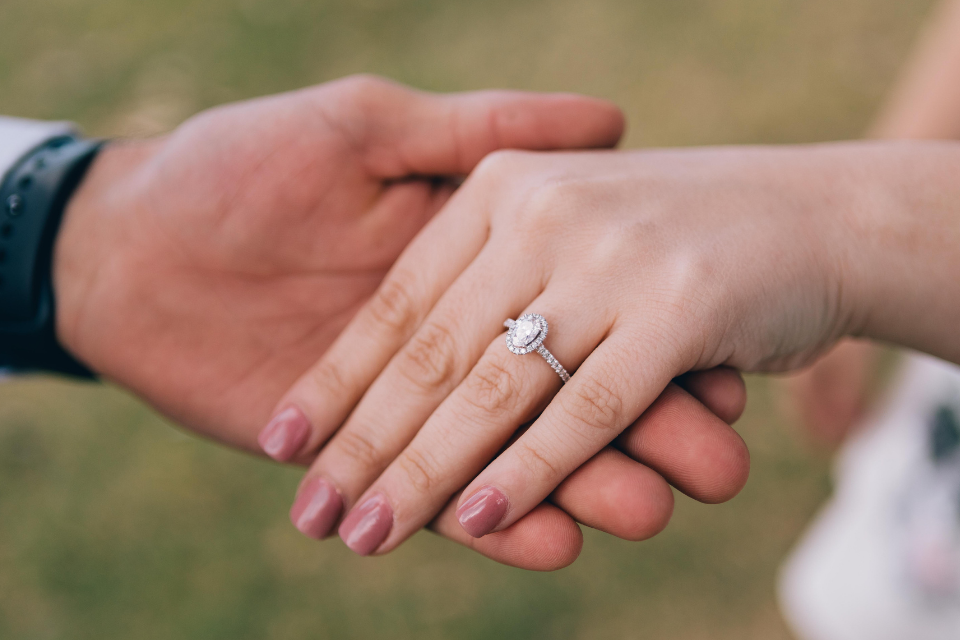 左手薬指の指輪の意味とは？結婚・婚約の象徴とされる理由