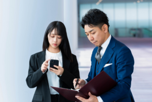 後輩を好きになったら？調査でわかった脈ありサインと失敗しないアプローチ