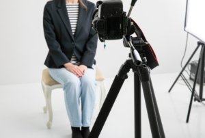 【画像つき】結婚相談所で選ばれる女性の写真とは？年代別の服装・メイクとNG例を解説