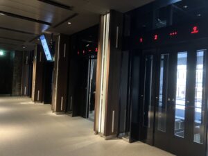 グランフロント大阪タワーA（南館）オフィスタワー入口の写真