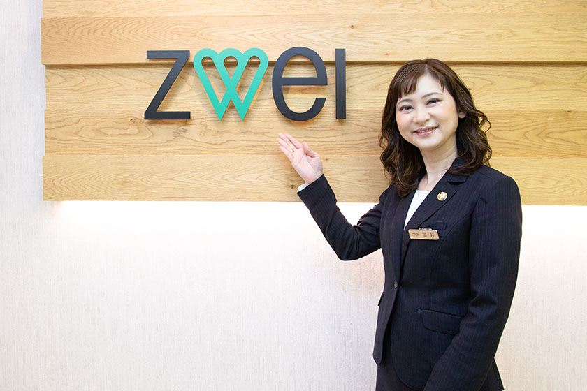 ツヴァイ難波店のエントランス1
