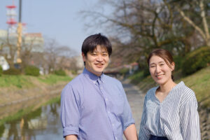 富山県と愛知県に住んでいた2人が惹かれ合い、初めてのデートで交際スタート。結婚の決め手はたわいない言葉